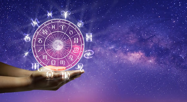 Signes astrologiques du zodiaque à l'intérieur du cercle de l'horoscope. Astrologie, connaissance des étoiles dans le ciel au-dessus de la voie lactée et de la lune. La puissance du concept de l'univers.