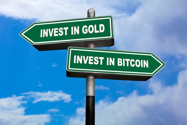 Signes de direction un pointant à gauche Investir dans l'or et l'autre pointant à droite Investir dans le bitcoin