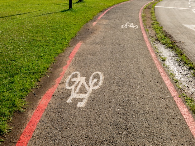 Signes de piste cyclable sur le sol des rues