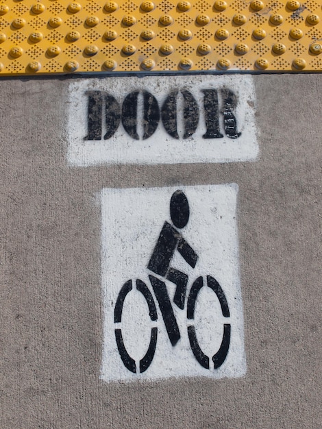 Signes pour l'emplacement de la porte du train léger sur rail peint sur l'asphalte à Denver, Colorado.