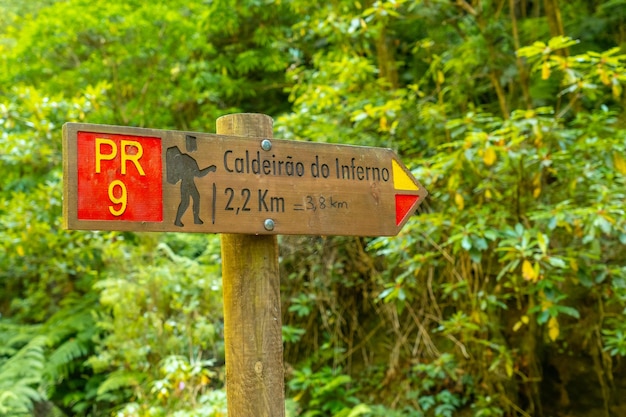 Signes sur le sentier de randonnée à côté de la cascade de Levada do Inferno Queimadas Madeira