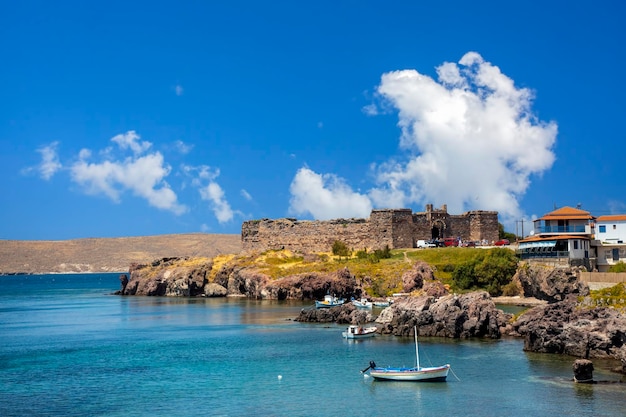 Sigri - Lesbos - Grèce, 6 août 2022, Grèce île de Lesbos vue sur le château de la ville de Sigri et mer