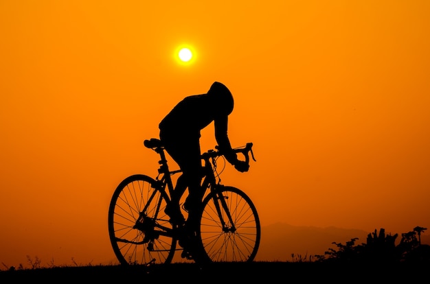 silhoette d&#39;un motard au coucher du soleil