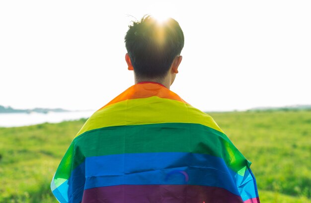 La silhouette abstraite de l'homme gay sur l'épaule est le drapeau lgbt