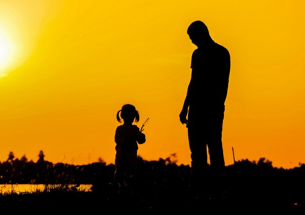 Silhouette de l&#39;activité de plein air en famille sur les vacances d&#39;été avec les enfants