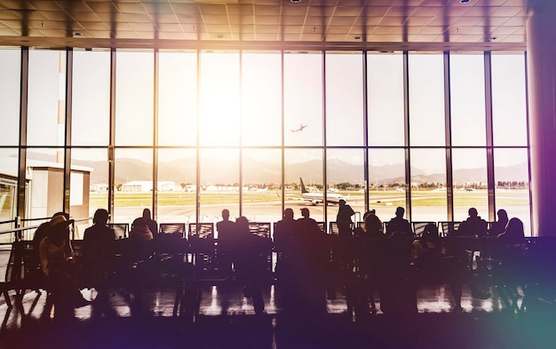 Silhouette d'un aéroport au coucher du soleil