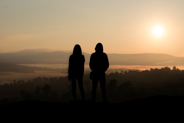 Silhouette d'amour contre le coucher du soleil