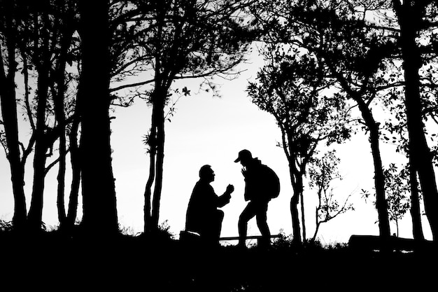 silhouette d&#39;amour couple dans les arbres bordure, dos et ton blanc