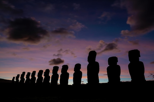 Photo silhouette de l'ancien moai sur l'île de pâques au chili au coucher du soleil