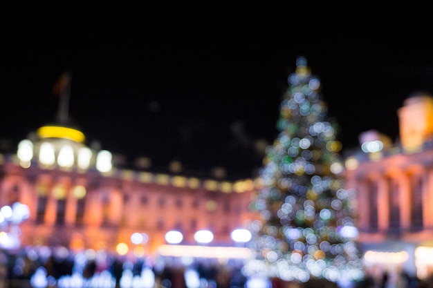 Silhouette d'arbre de noël défocalisé avec des lumières floues