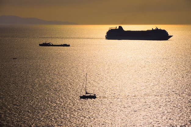Silhouette de bateau de croisière dans la mer Égée au coucher du soleil