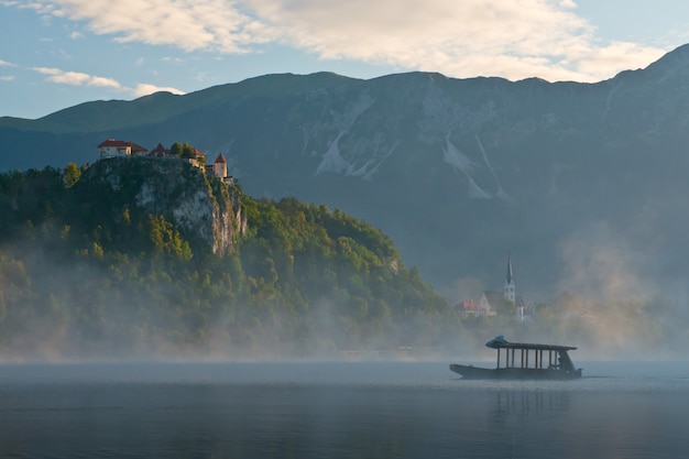 Silhouette de bateau sur le lac de Bled