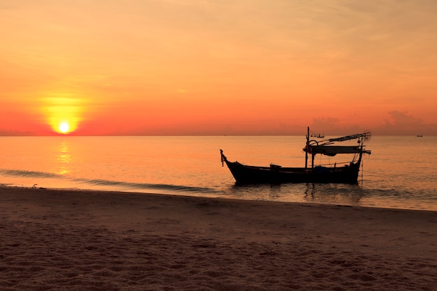 Silhouette, de, bateau pêche, à, coucher soleil