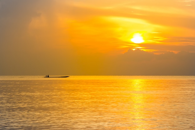 Silhouette bateau de pêche et reflet de la lumière du soleil sur la mer, lever du soleil à la mer