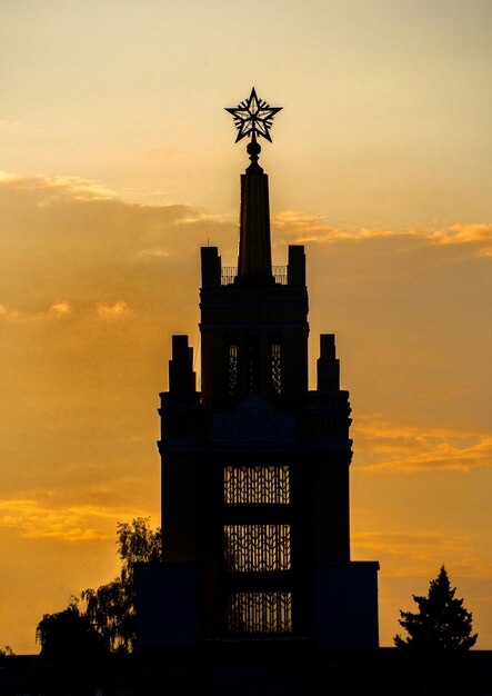 Photo silhouette d'un bâtiment sur un ciel nuageux