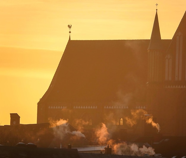 Silhouette d'un bâtiment contre le ciel au coucher du soleil