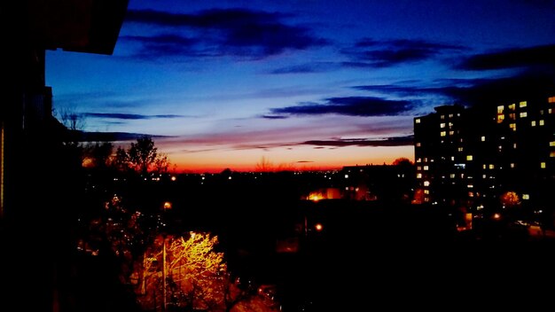 Photo silhouette d'un bâtiment contre le ciel dans la ville au crépuscule