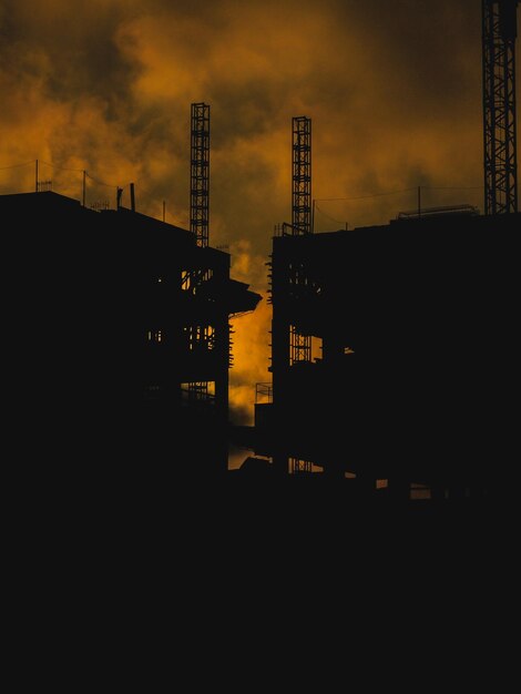 Photo silhouette de bâtiments au coucher du soleil