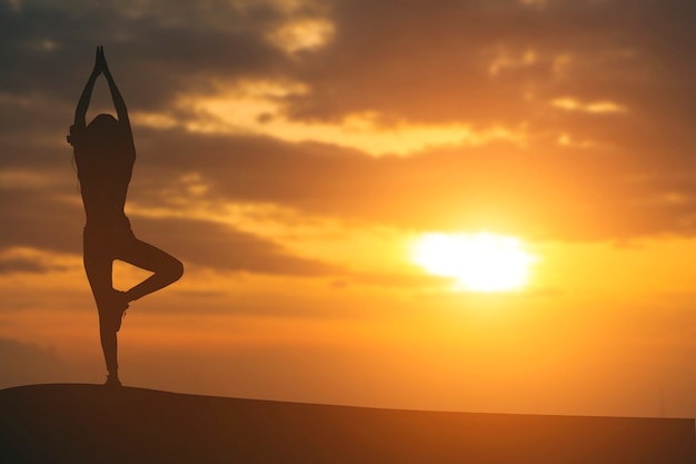 Silhouette d&#39;une belle femme de Yoga le matin. Couleur vintage