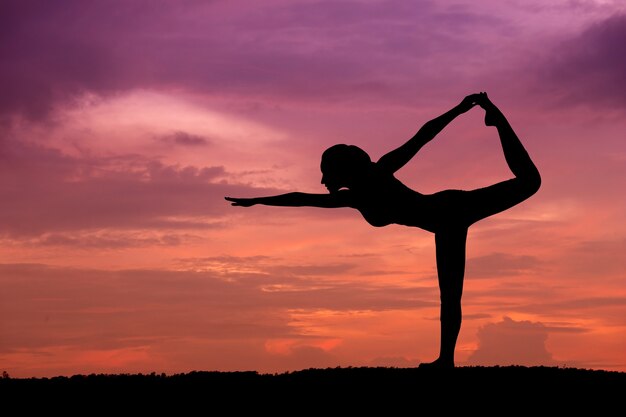 Silhouette d&#39;une belle femme de Yoga