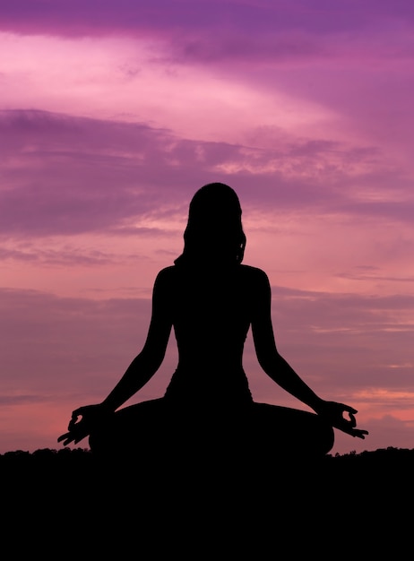 Photo silhouette d'une belle femme de yoga