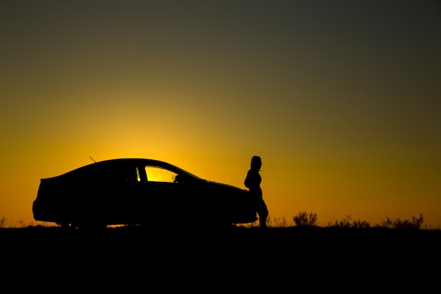 Silhouette de berline sur fond de beau coucher de soleil