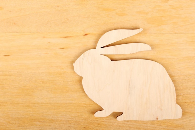 Photo silhouette en bois du lapin sur un fond en bois