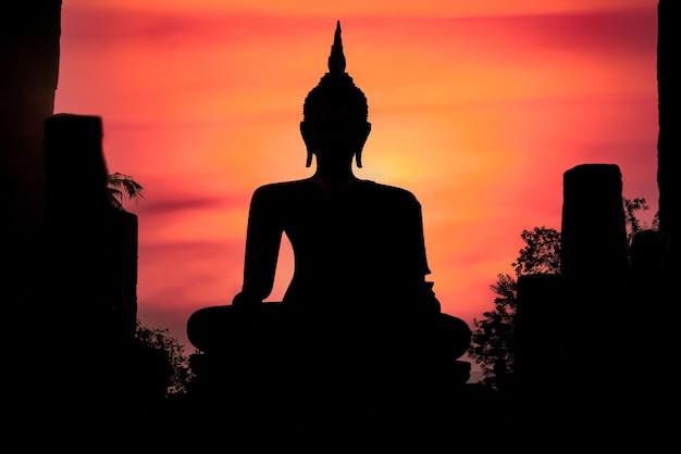 Silhouette de Bouddha au temple en plein air dans le parc historique de Sukhothai en Thaïlande