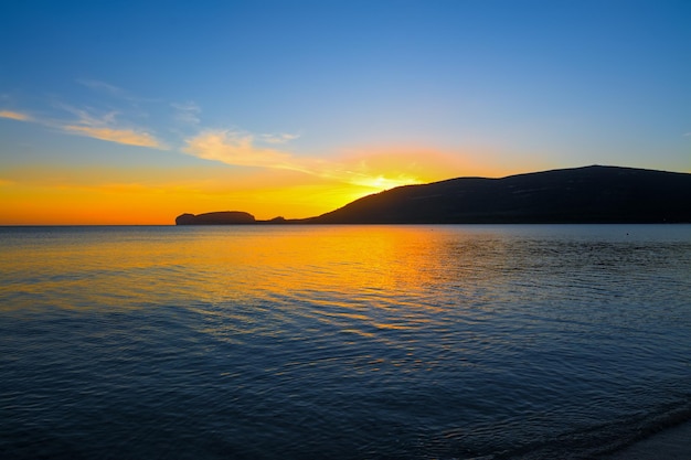 Silhouette de capo caccia sous un ciel scénique au coucher du soleil