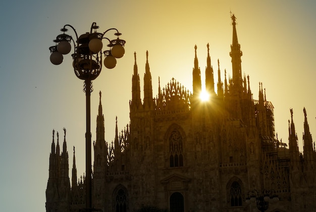 Silhouette de la cathédrale de Milan au lever du soleil