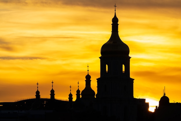 Silhouette de la cathédrale Sainte-Sophie sur le fond du ciel coucher de soleil Kiev Ukraine