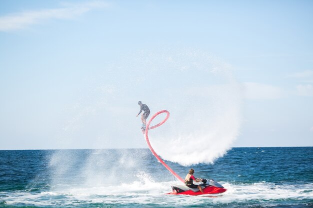 Silhouette d'un cavalier de fly board en mer