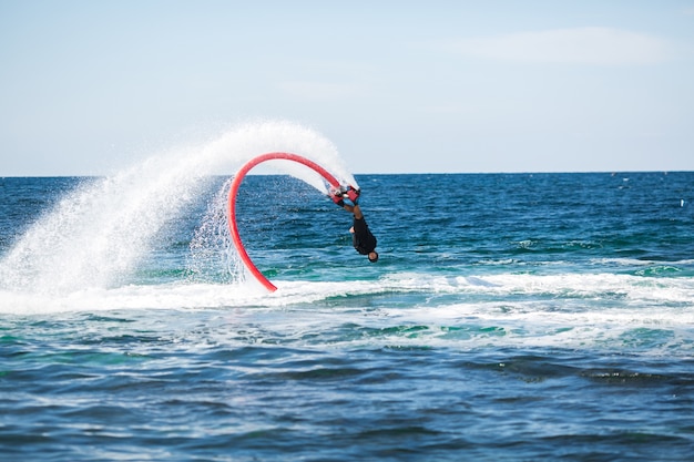 Silhouette d'un cavalier de fly board en mer