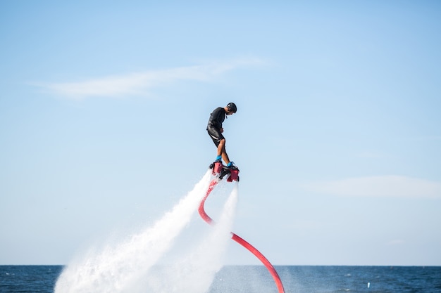 Silhouette d'un cavalier de fly board en mer