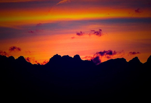 Photo la silhouette d'une chaîne de montagnes au coucher du soleil