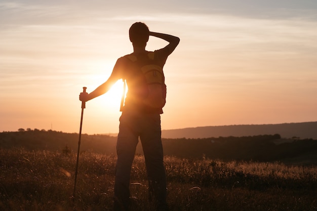 Silhouette d'un champion en haute montagne