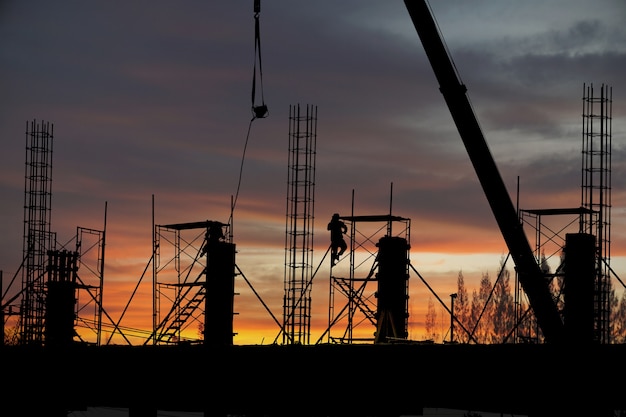 Photo la silhouette de la construction d'un bâtiment le soir.