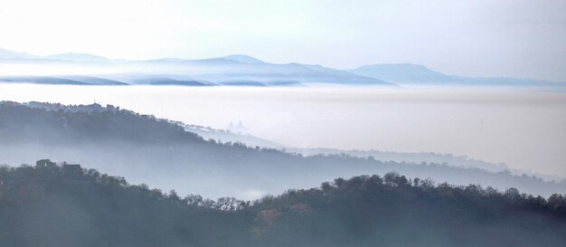 silhouette et contours des montagnes dans le brouillard