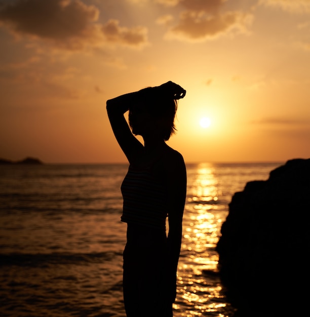 Photo silhouette contrastée de jeune femme élancée