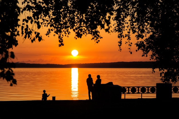 Silhouette d&#39;un couple amoureux au coucher du soleil ou au lever du soleil