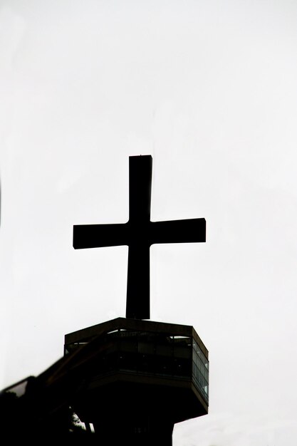 Silhouette d'une croix au sommet d'un immeuble à sao paulo Brésil