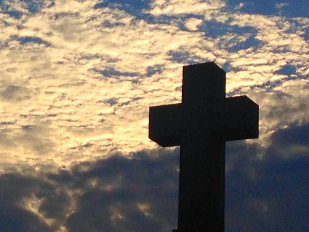 Photo la silhouette d'une croix sur un ciel nuageux