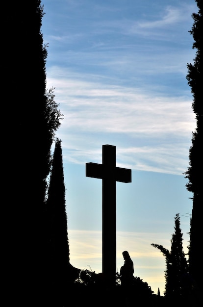 Silhouette de croix et cimetière du Sacré-Cœur