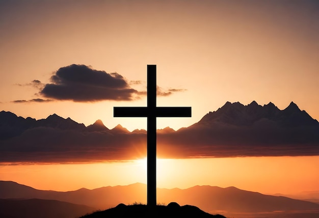 Silhouette d'une croix sur une colline avec le soleil