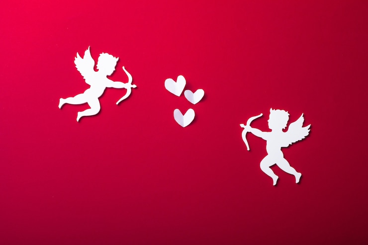 Photo silhouette de cupidon volant, bannières de la saint-valentin heureuse, style art papier. amour sur papier rouge
