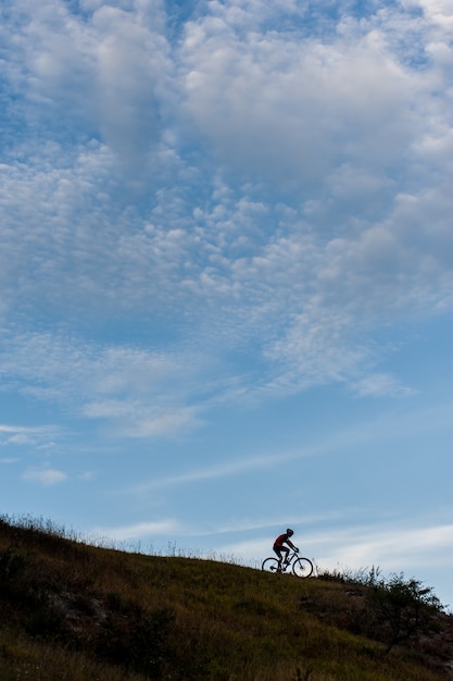 Silhouette d&#39;un cycliste de ski de fond en descente