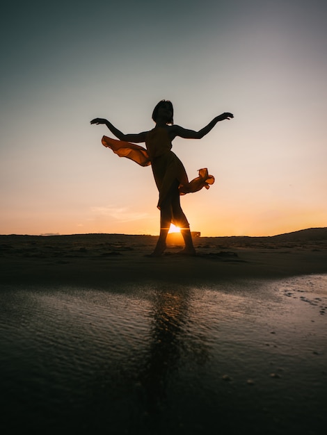 Silhouette De Danseuse Au Coucher Du Soleil