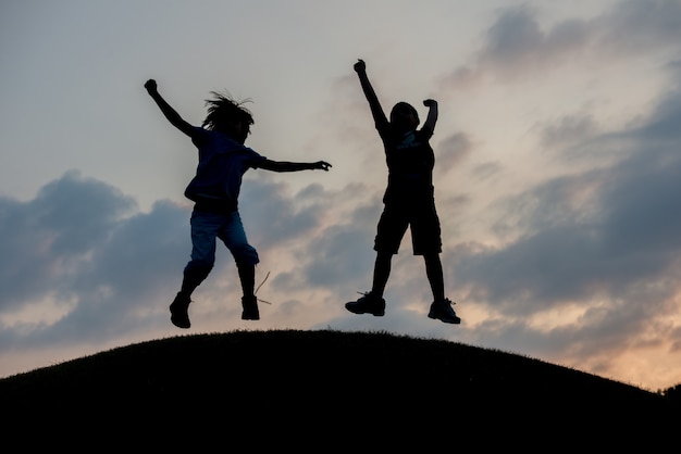 Silhouette de deux frères appréciant la liberté