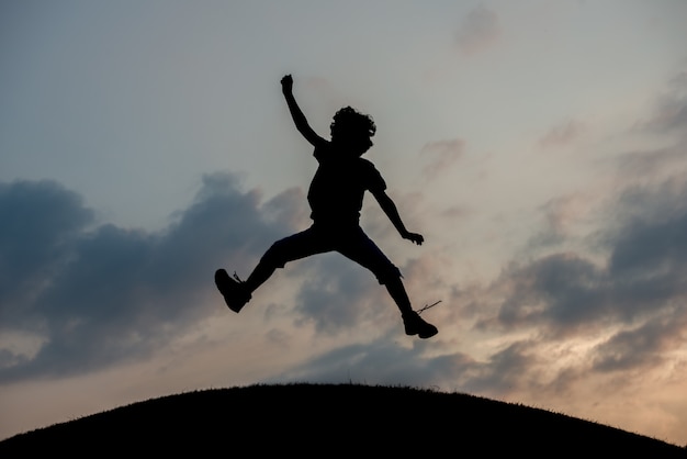 Photo silhouette de deux frères appréciant la liberté