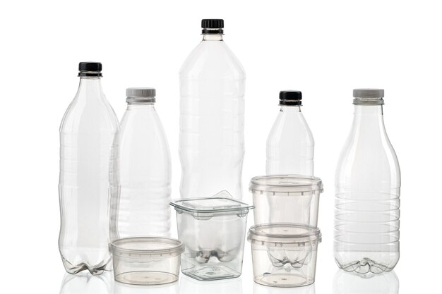 Silhouette de différents types et tailles de bouteilles en plastique transparentes sur fond isolé